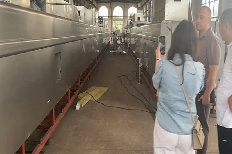  陪同客户参观车间.